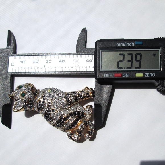 ✨🐱 Swarovski Vintage 1999 Swan Mark Rare Retired Cat Brooch Gold Tone Crystal - Picture 11 of 14